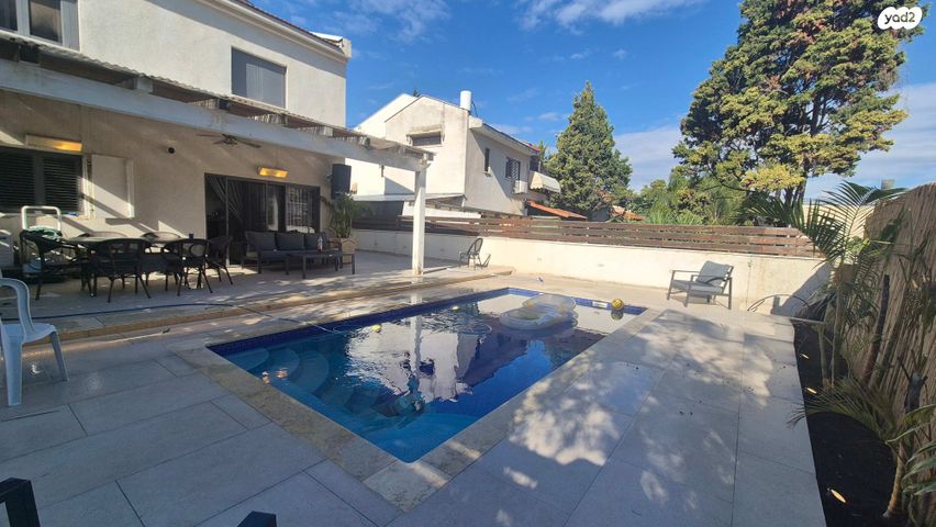 דו משפחתי, אורנית, אורנית