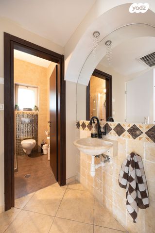 דו משפחתי, הגילגל, מצפה נבו, מעלה אדומים