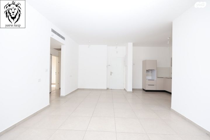 דירה, דבורה עומר, רעננה