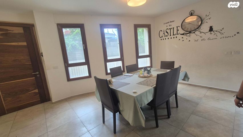 דו משפחתי, אורנית