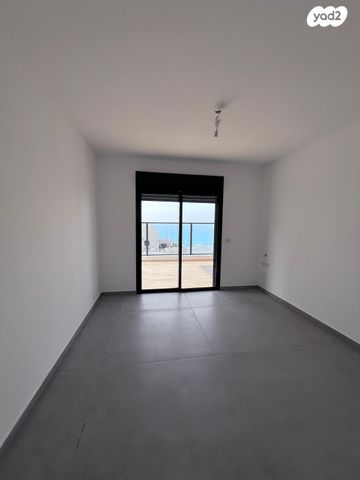 גג/ פנטהאוז, אוסקר שינדלר, הגבול רוטשילד, בת ים