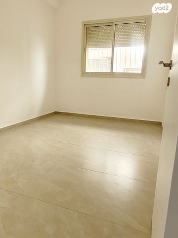 דירה, אהרון קרון, ראשונים, ראשון לציון