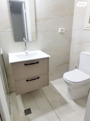 דירה, אהרון קרון, ראשונים, ראשון לציון