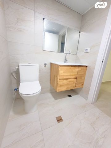 דירה, אהרון קרון, ראשונים, ראשון לציון