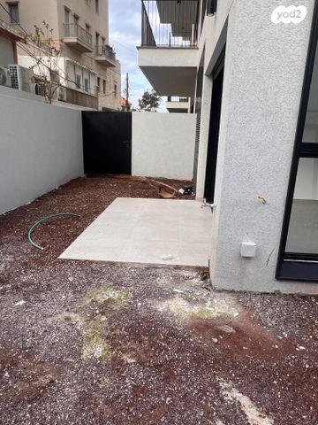 דירת גן, מעפילי סלוודור, צהלון, שיכוני חסכון, תל אביב יפו