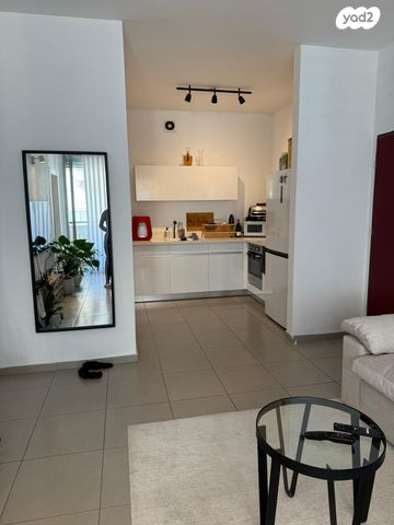 דירה, רות, חרוזים, רמת גן