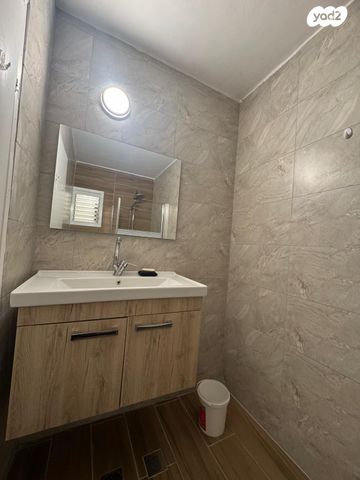 דירה, תשי"ג, פנחס ספיר, מגדל העמק