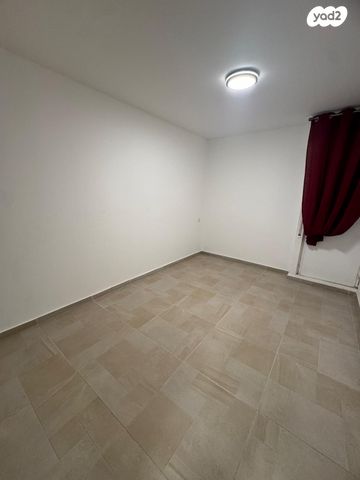 דירה, תשי"ג, פנחס ספיר, מגדל העמק