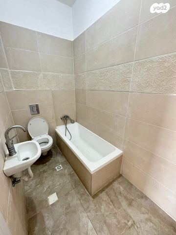 דירה, שדרות איינשטיין, יסודות, בני ברק