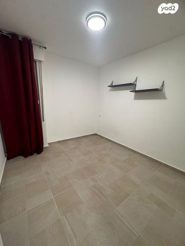 דירה, תשי"ג, פנחס ספיר, מגדל העמק