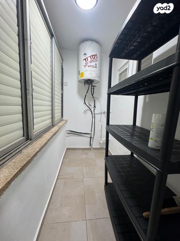 דירה, תשי"ג, פנחס ספיר, מגדל העמק