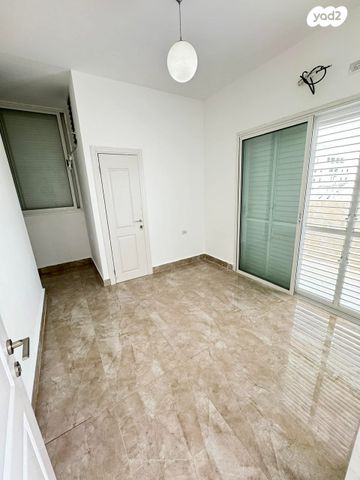 דירה, שדרות איינשטיין, יסודות, בני ברק