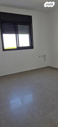 דירה, שיר השירים, גן יבנה מערב, גן יבנה