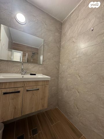 דירה, תשי"ג, פנחס ספיר, מגדל העמק