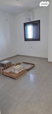 דירה, שיר השירים, גן יבנה מערב, גן יבנה