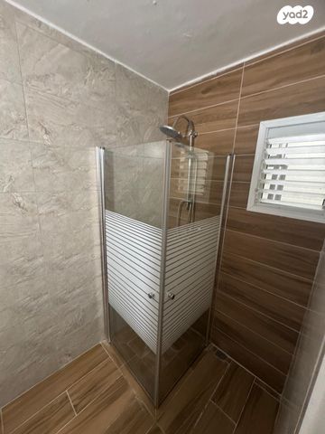 דירה, תשי"ג, פנחס ספיר, מגדל העמק