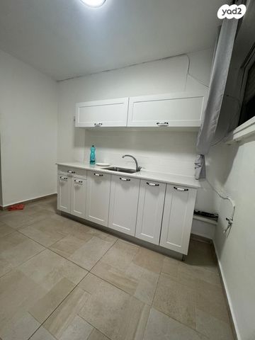 דירה, תשי"ג, פנחס ספיר, מגדל העמק