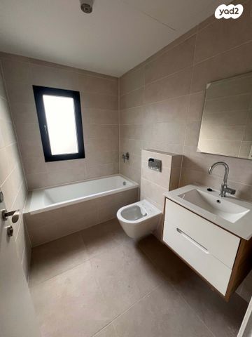 דירת גן, מעפילי סלוודור, צהלון, שיכוני חסכון, תל אביב יפו