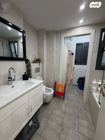 דירה, הרב מרדכי אליהו, כרמי הנדיב, אחוזת רוטנר, קרית מלאכי