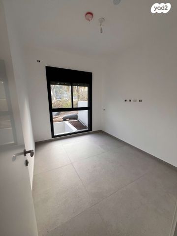 דירת גן, מעפילי סלוודור, צהלון, שיכוני חסכון, תל אביב יפו