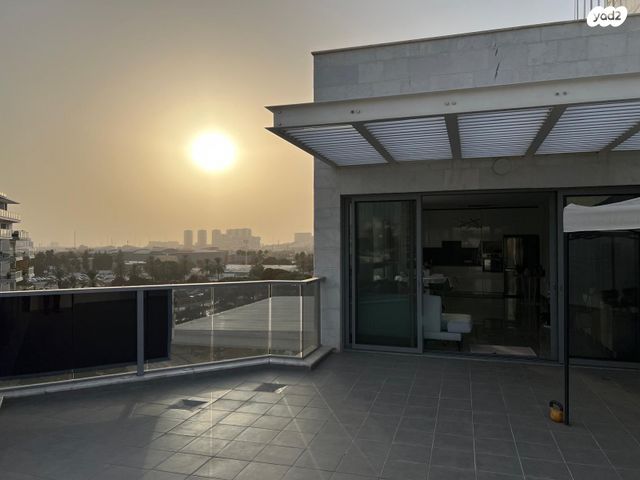 גג/ פנטהאוז, חנה רובינא, הרצליה