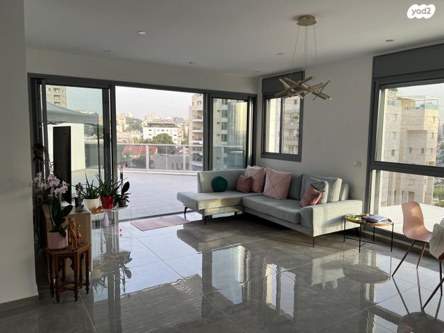 גג/ פנטהאוז, חנה רובינא, הרצליה