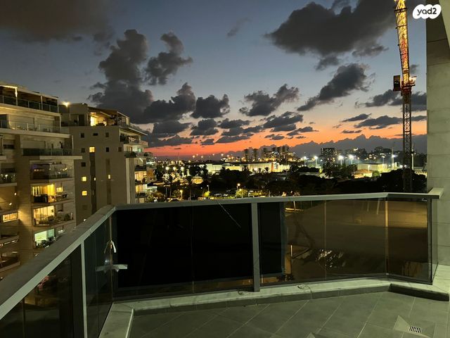 גג/ פנטהאוז, חנה רובינא, הרצליה