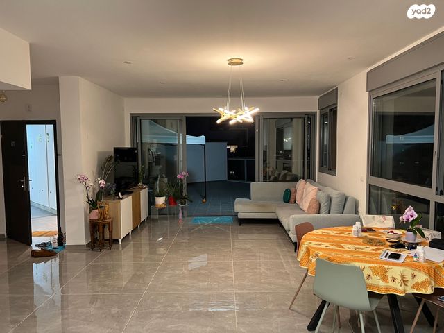 גג/ פנטהאוז, חנה רובינא, הרצליה