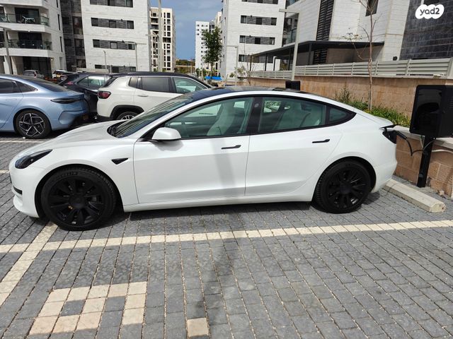 מודעת רכב טסלה מודל 3