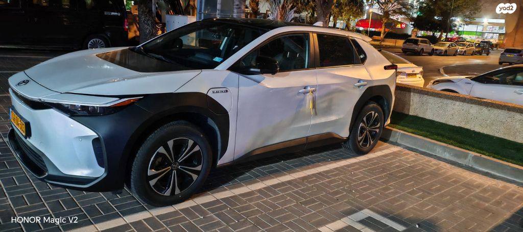 מודעת רכב טויוטה bZ4X