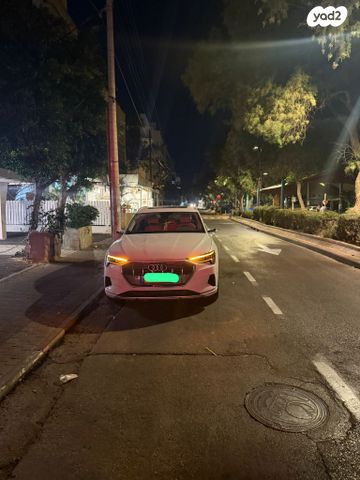 מודעת רכב אאודי E-tron