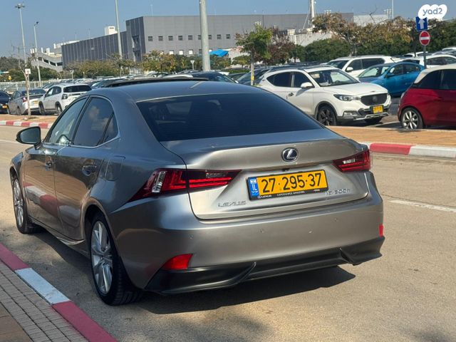 לקסוס IS