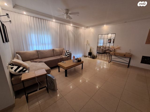 דירה, הגביש 10, נופי סלע, מעלה אדומים