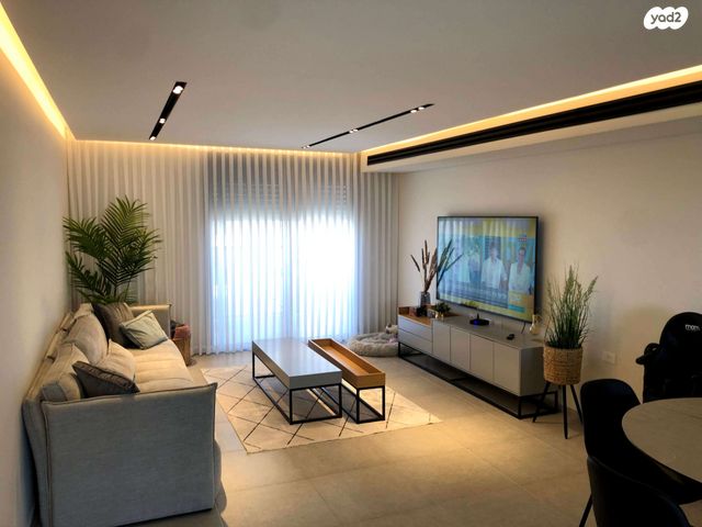 שרה אהרונסון 32