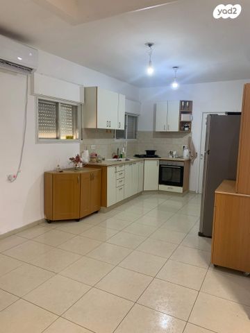 דירה, שדרות טרומפלדור 1, נווה שאנן, חיפה