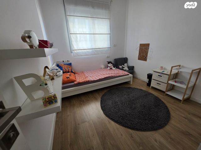 דירה, אהוד מנור 8, הזמר העברי, כפר סבא