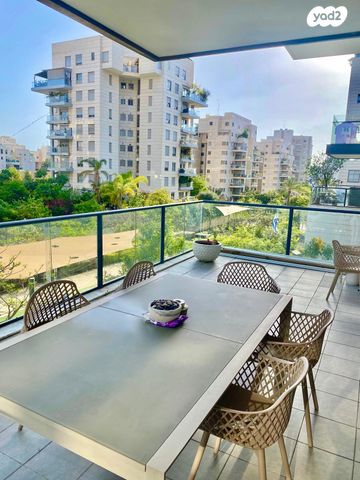 דירה, הגנים 22, נווה גן, רמת השרון