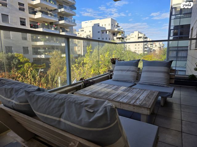 דירה, אהוד מנור 8, הזמר העברי, כפר סבא