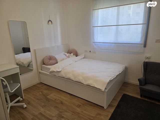 דירה, אהוד מנור 8, הזמר העברי, כפר סבא