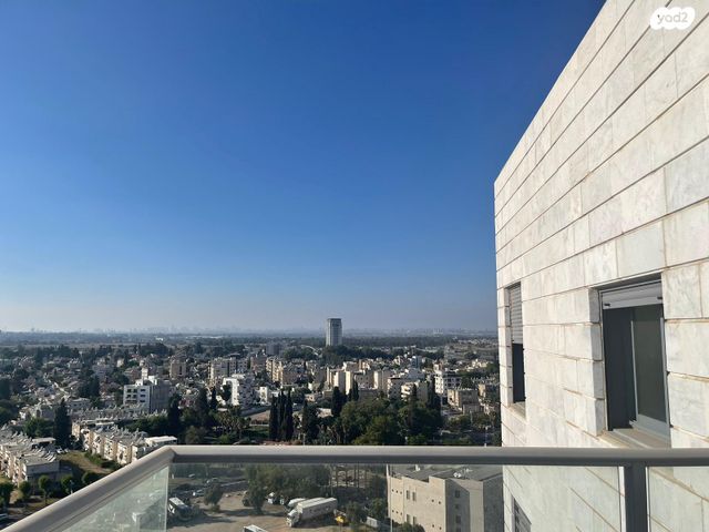 גג/ פנטהאוז, יגאל אלון 2, המרכז האזרחי, רמלה