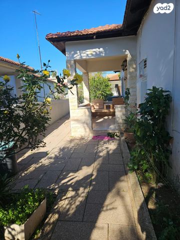 בית פרטי/ קוטג', הרב מנחם זמבה 9, נאות גנים, נתניה