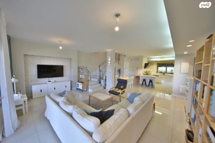 גבעת הרקפות, גבעת תל חי