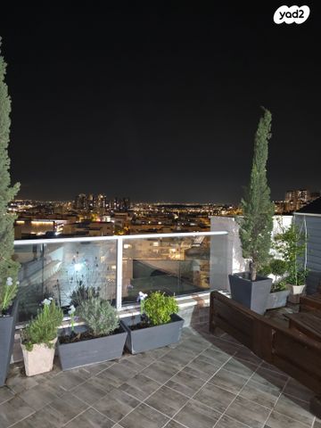 גג/ פנטהאוז, הציפורים, מודיעין מכבים רעות