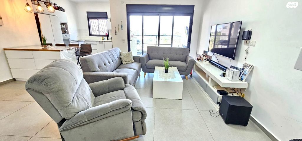 דירה, הרב זבולון גרז, רחובות הצעירה, רחובות