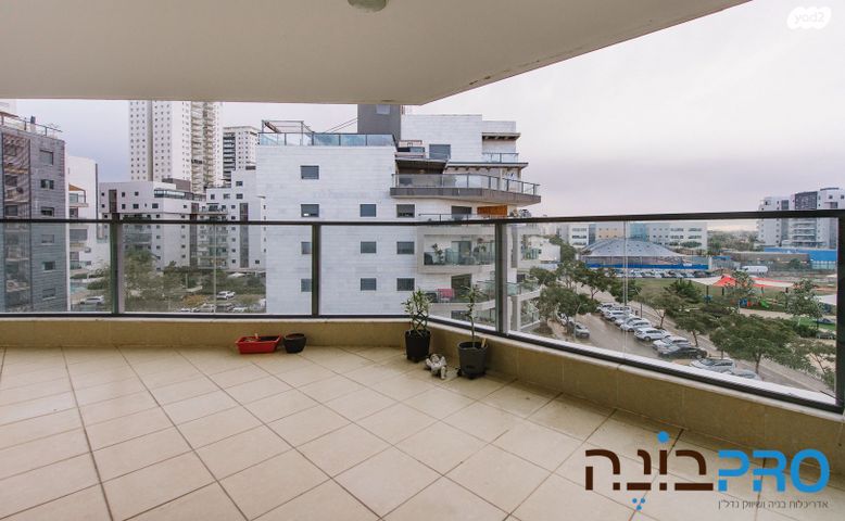 דירה, אורנה פורת, הרקפות, ראשון לציון