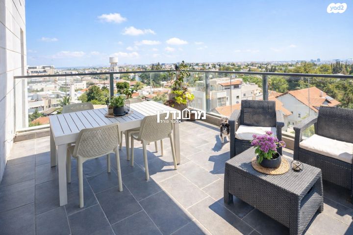 דירה, י.ל. ברוך, הרצליה