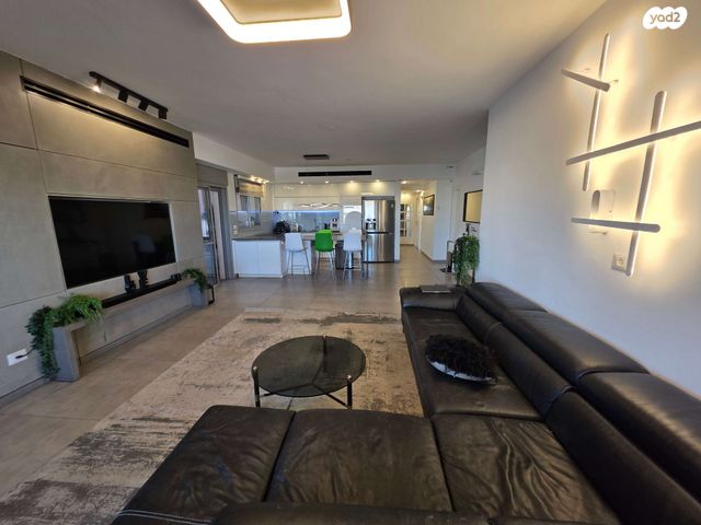 גג/ פנטהאוז, הציפורים, מודיעין מכבים רעות