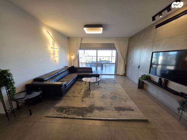 גג/ פנטהאוז, הציפורים, מודיעין מכבים רעות