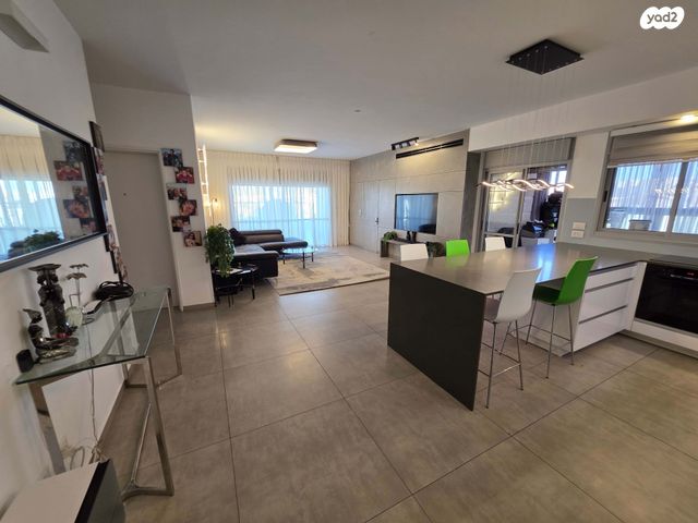 גג/ פנטהאוז, הציפורים, מודיעין מכבים רעות