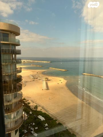 דירה, אלי לנדאו, הרצליה פיתוח, הרצליה